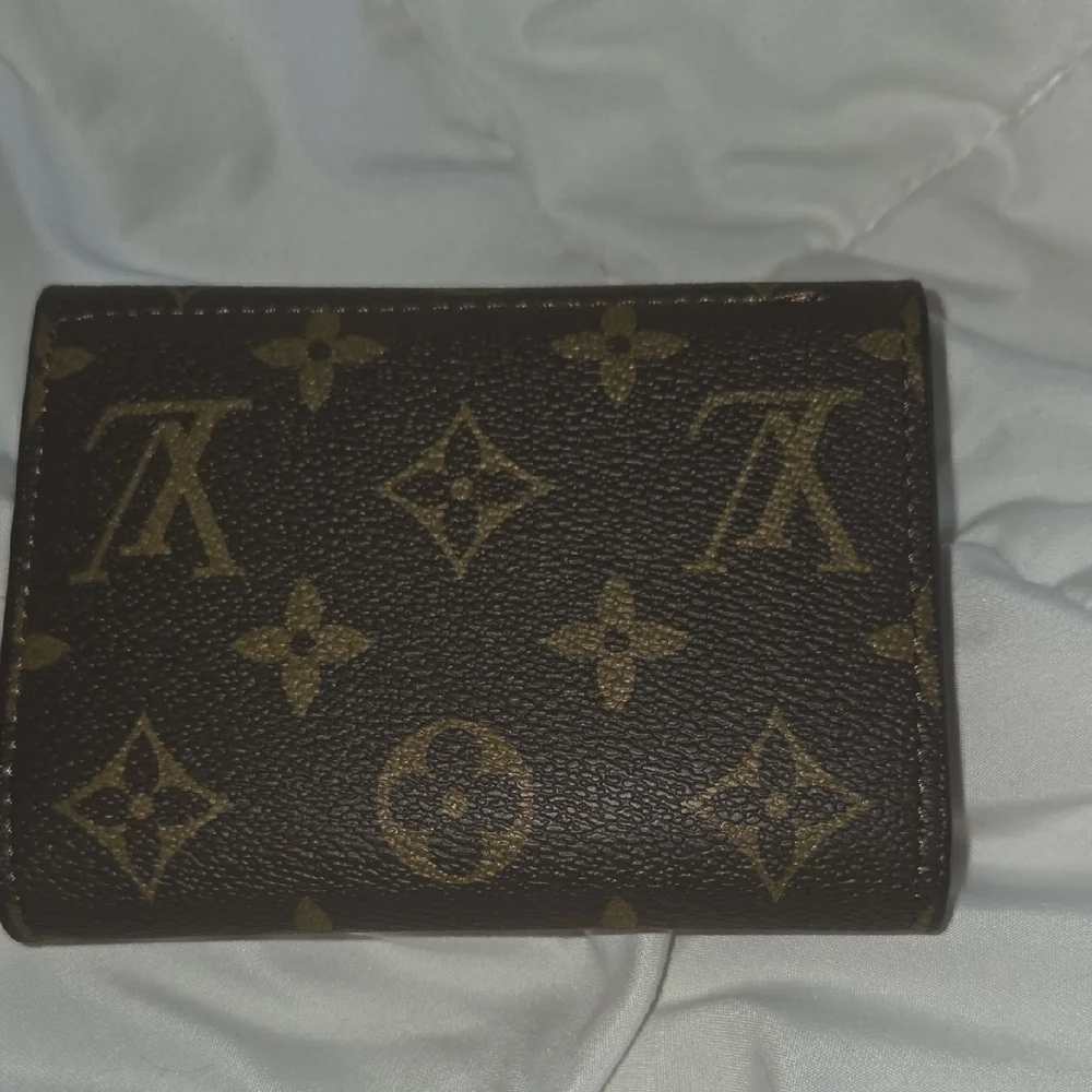 Stylish Louis Vuitton Brown Monogram Wallet with Red Accent - Picture 2 of 4